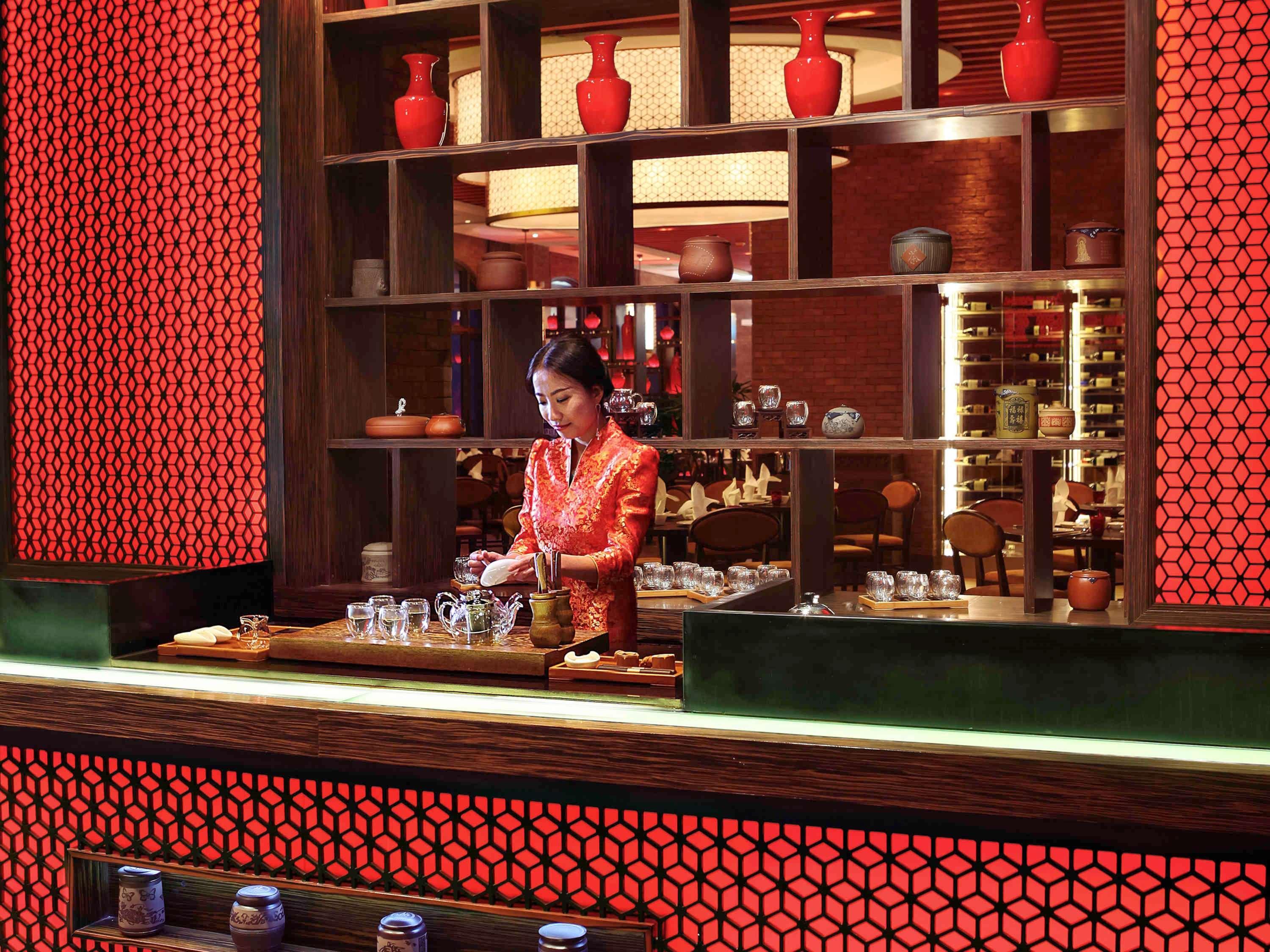 Sofitel Macau At Ponte 16 Hotel Exterior foto A bartender at work
