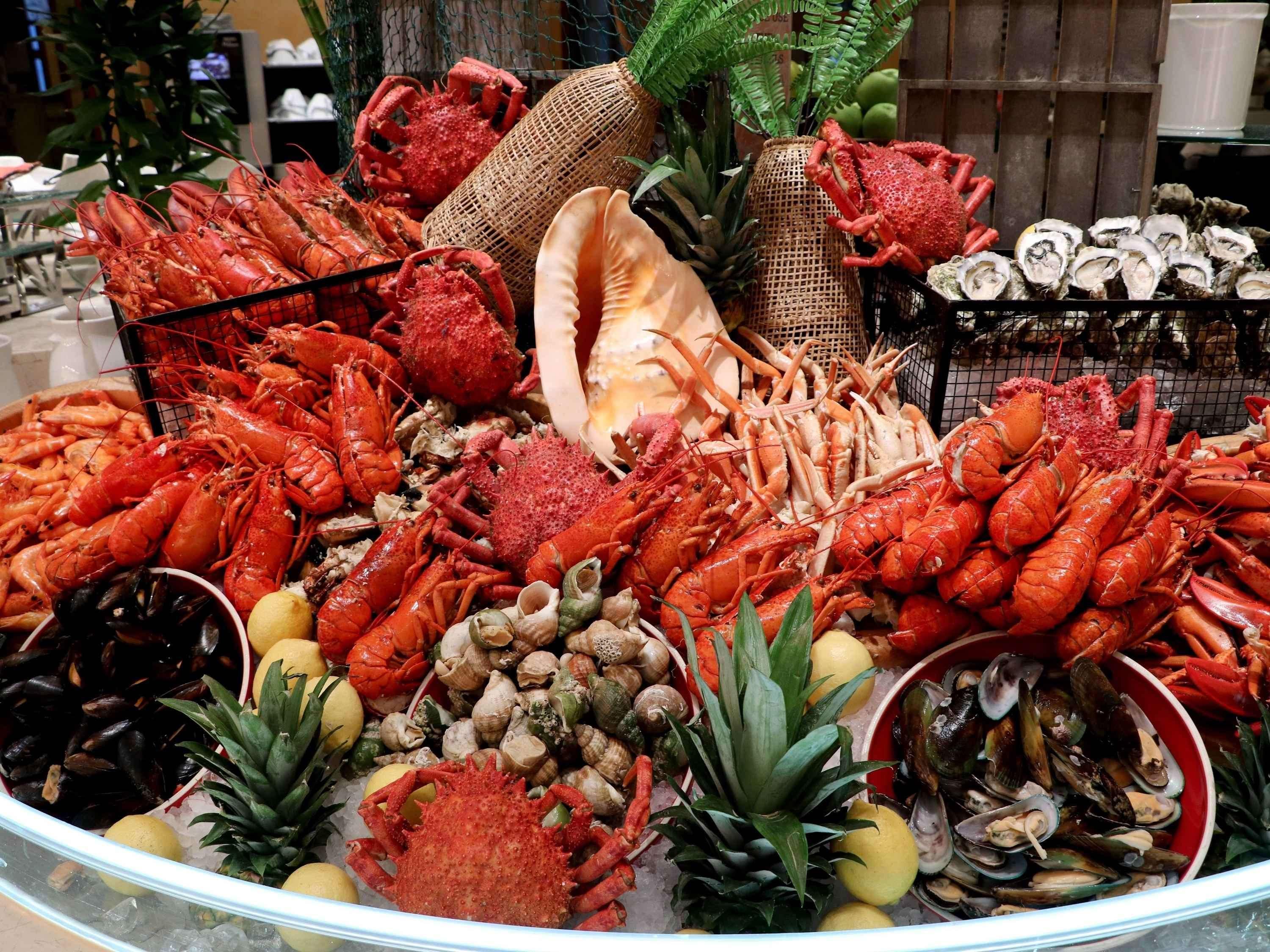 Sofitel Macau At Ponte 16 Hotel Exterior foto Seafood on display at a buffet